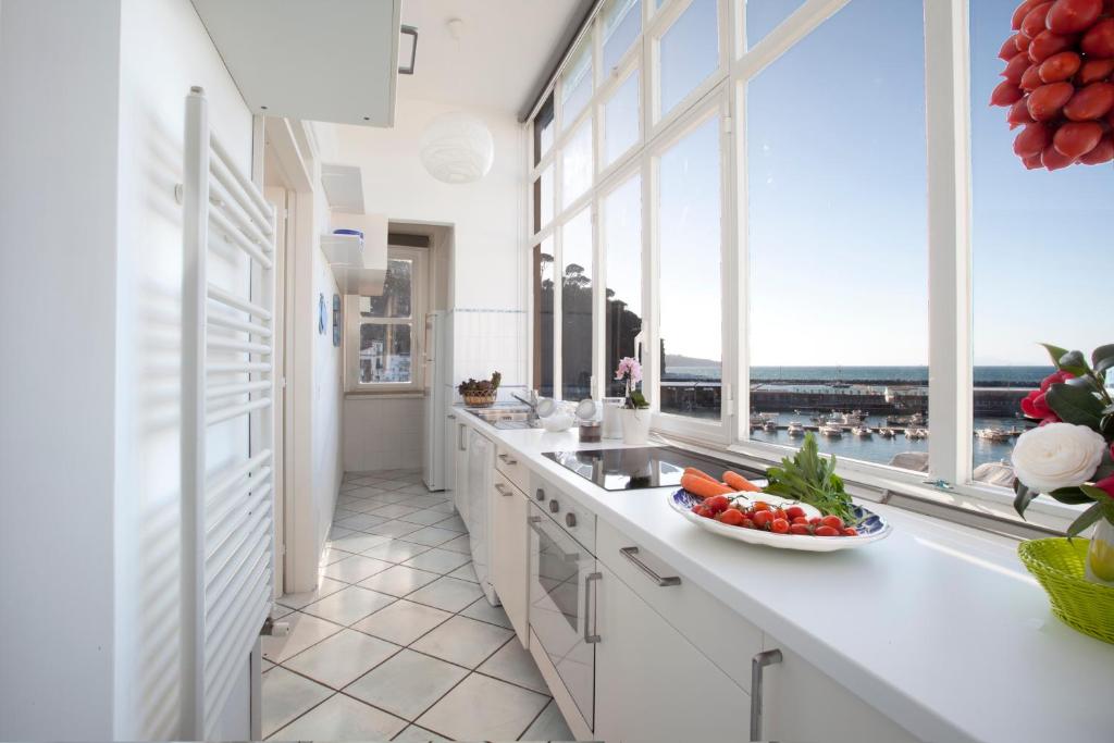 una cucina con bancone e ciotola di verdure di Appartamento Cassano Blu a Piano di Sorrento