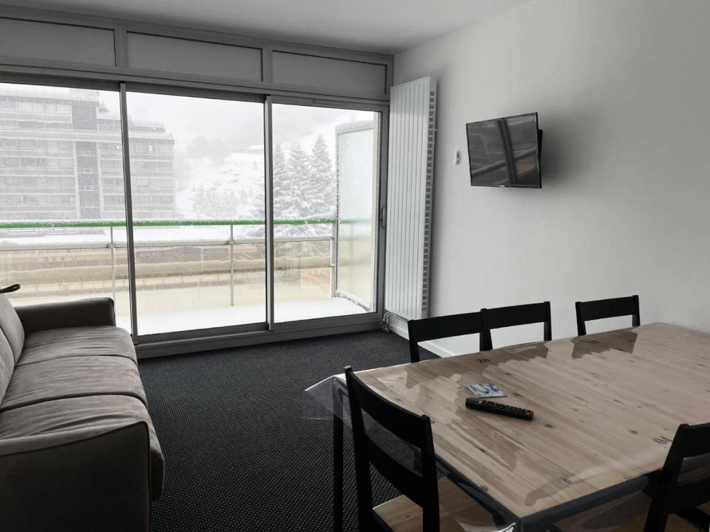 Photo de la galerie de l'établissement Résidence SARRIERE - Studio pour 6 Personnes MAE-3664, à Eaux-Bonnes