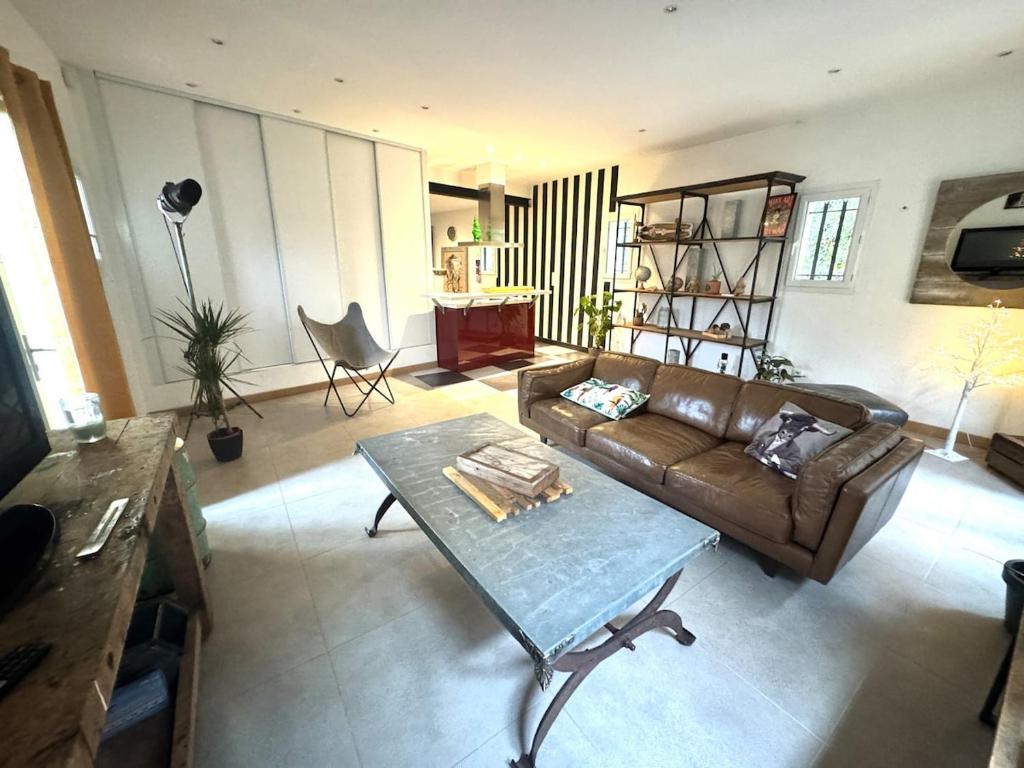 un salon avec un canapé et une table dans l'établissement maison loft au pied du Luberon, à Cavaillon