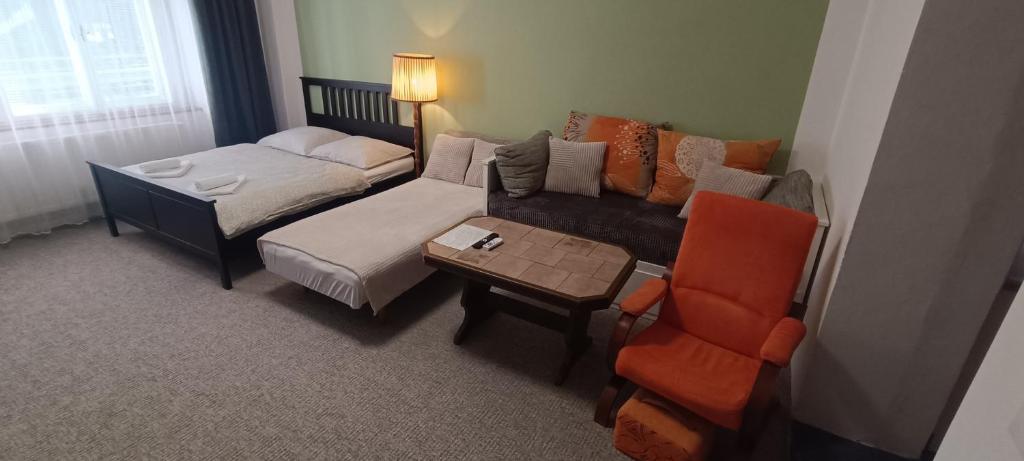 Postel nebo postele na pokoji v ubytování Apartmán Horní Slavkov Hodinářství