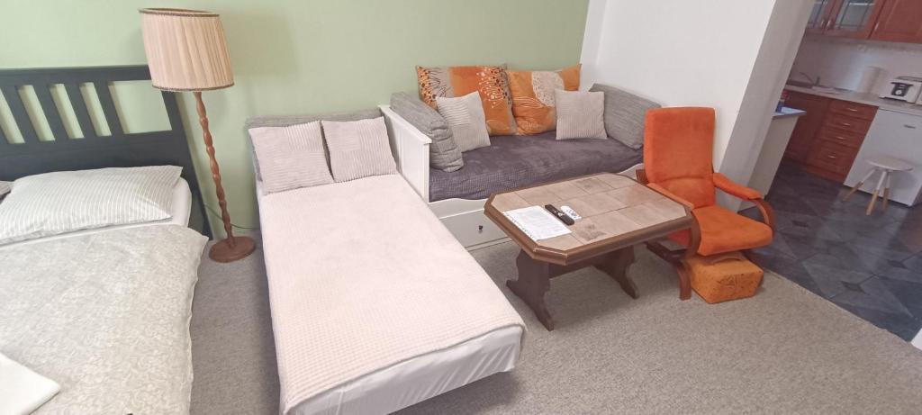 Postel nebo postele na pokoji v ubytování Apartmán Horní Slavkov Hodinářství