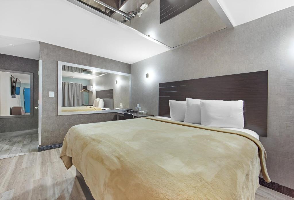 Postel nebo postele na pokoji v ubytování Hotel OPUS Bronx Near Bay Plaza Mall