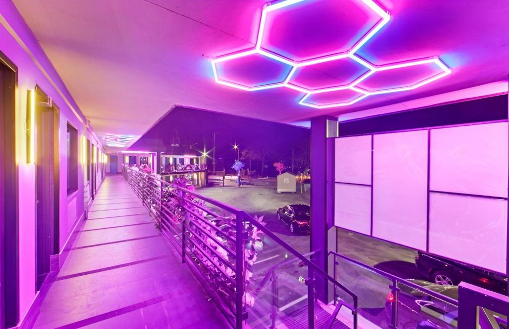 Restaurace v ubytování Hotel OPUS Bronx Near Bay Plaza Mall
