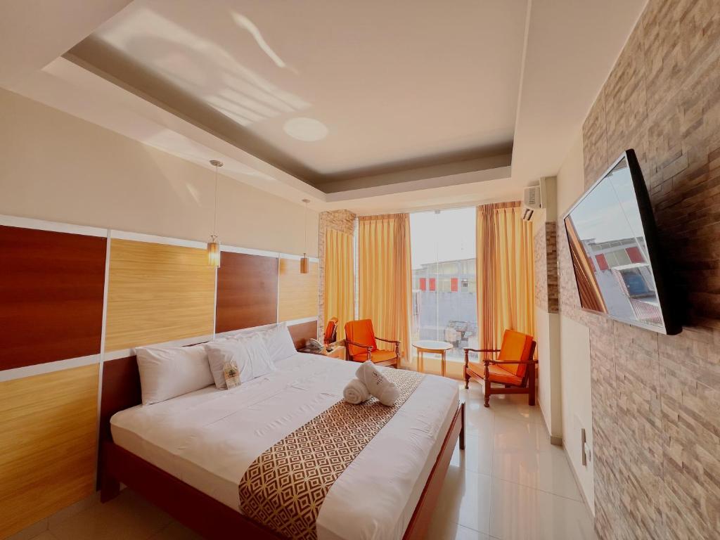 a bedroom with a bed with a teddy bear on it at Hotel Nilas in Tarapoto