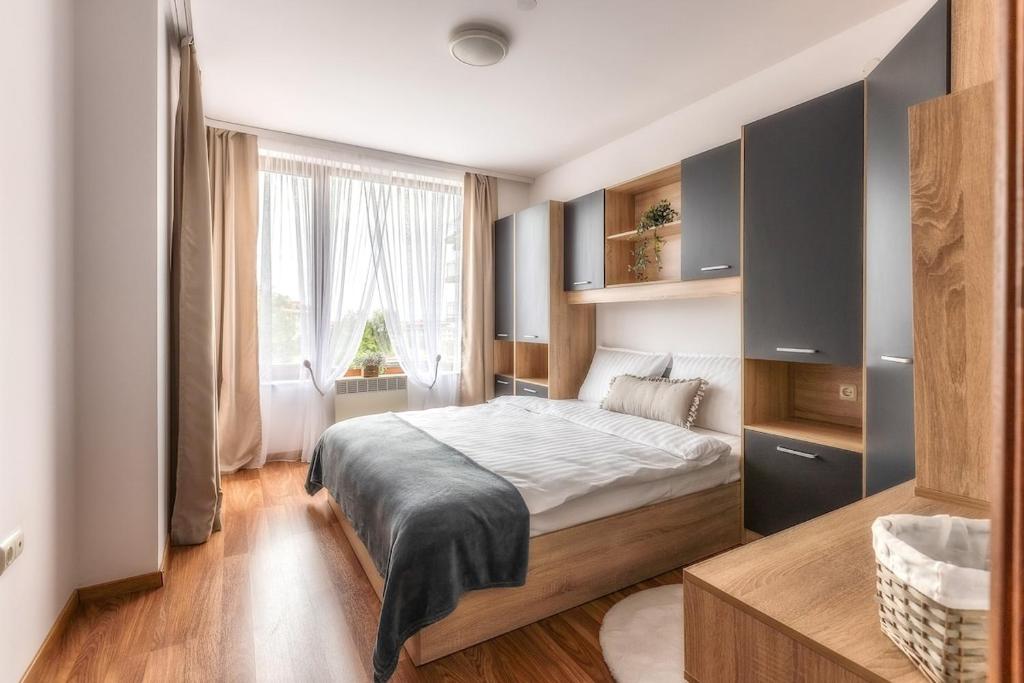 Postel nebo postele na pokoji v ubytování Pirin Sense Family Apt - Mountain View - SPA - FREE Parking