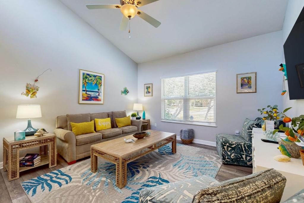 un soggiorno con un divano e un tavolo di Dog-Friendly Family-Focused Peaceful & Private Retreat a St. Augustine