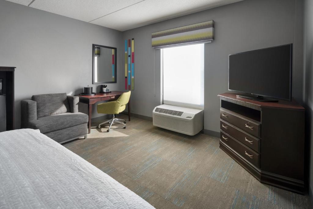 TV a/nebo společenská místnost v ubytování Hampton Inn Rochester - Irondequoit