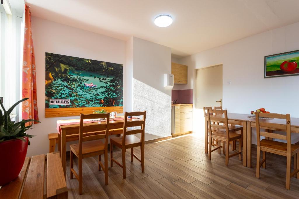 Posezení v ubytování Yapka Rooms