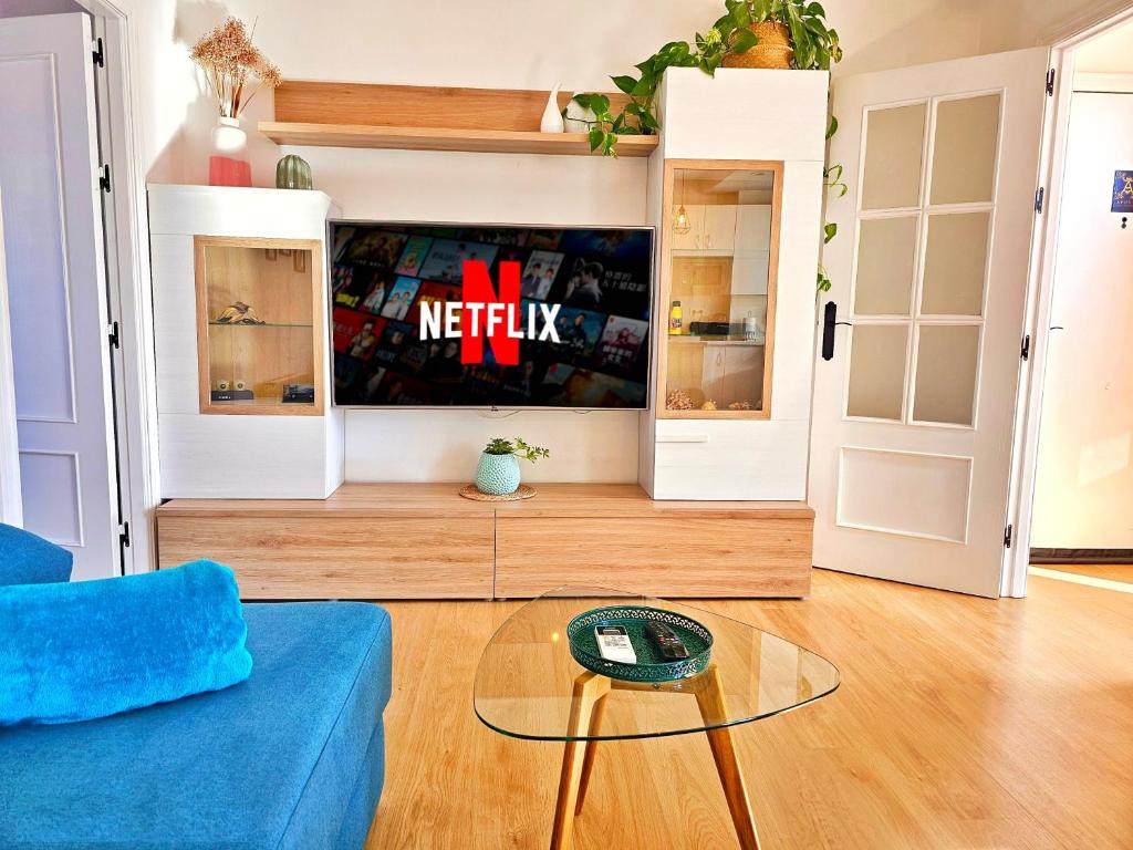 Telewizja i/lub zestaw kina domowego w obiekcie Ático Deluxe Granada, Parking gratis y Terraza