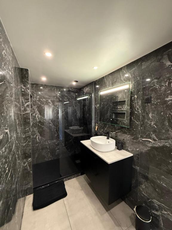 Ένα μπάνιο στο Appartement jacuzzi d'exception - proche Paris