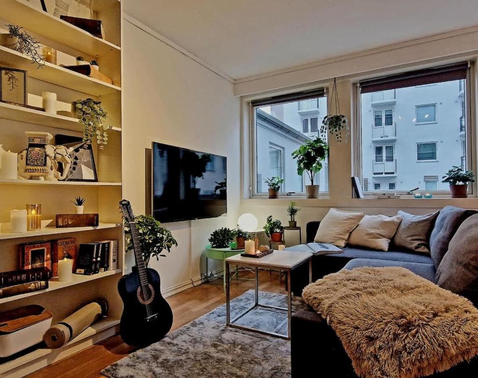 Televiisor ja/või meelelahutuskeskus majutusasutuses Cozy condo near Bryggen Full kitchen Elevator