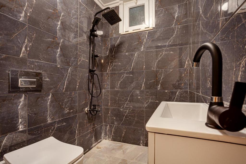 Koupelna v ubytování Charming Spacious 4 Big rooms with Sweet king beds