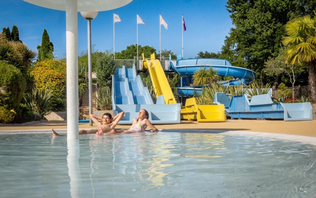 Bazén v ubytovaní Camping Monterblanc alebo v jeho blízkosti