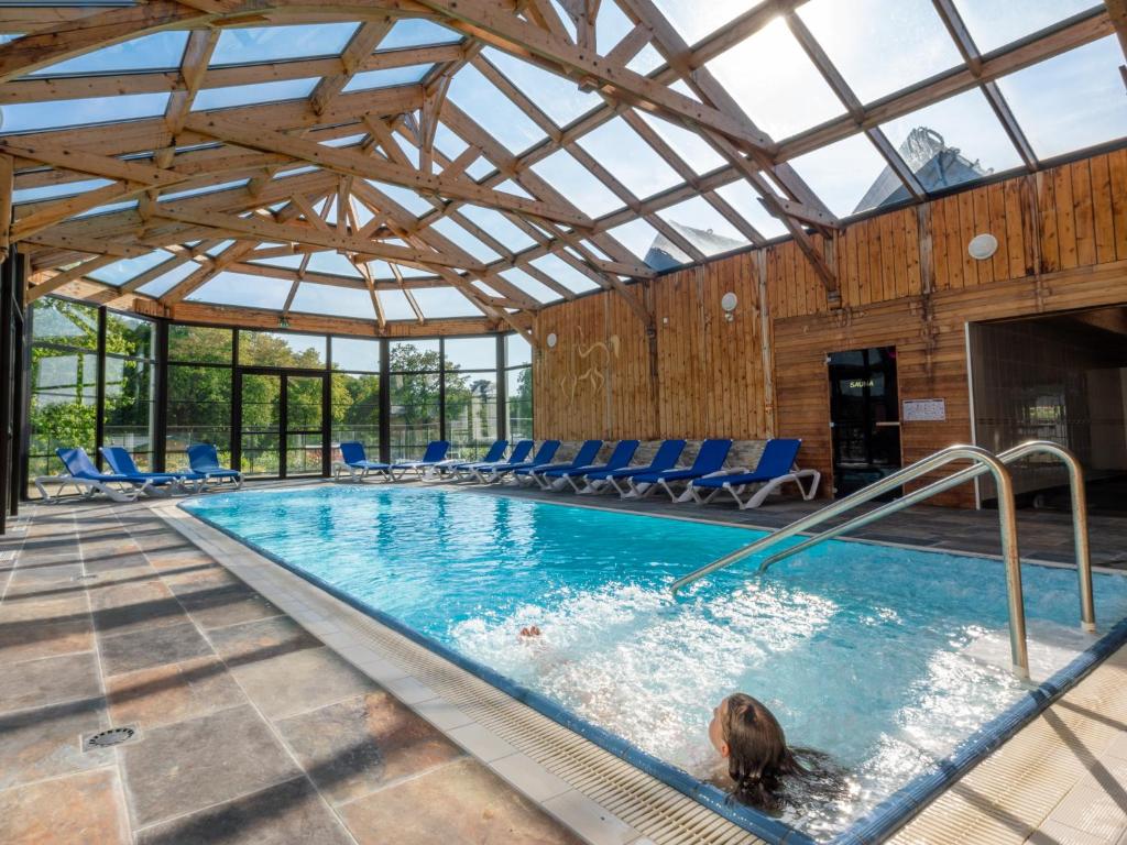 Bazén v ubytovaní Camping Monterblanc alebo v jeho blízkosti