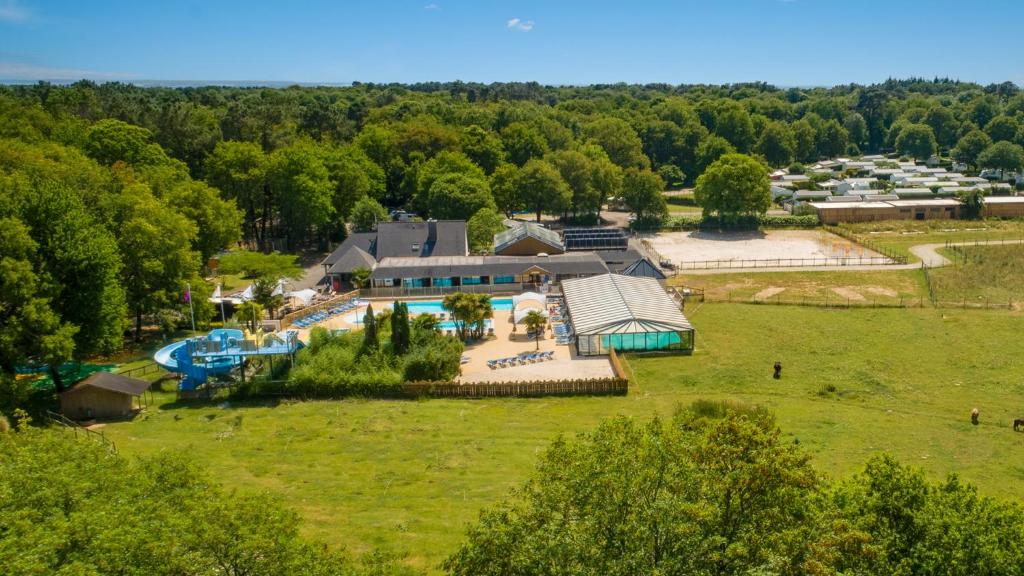 Bazén v ubytovaní Camping Monterblanc alebo v jeho blízkosti