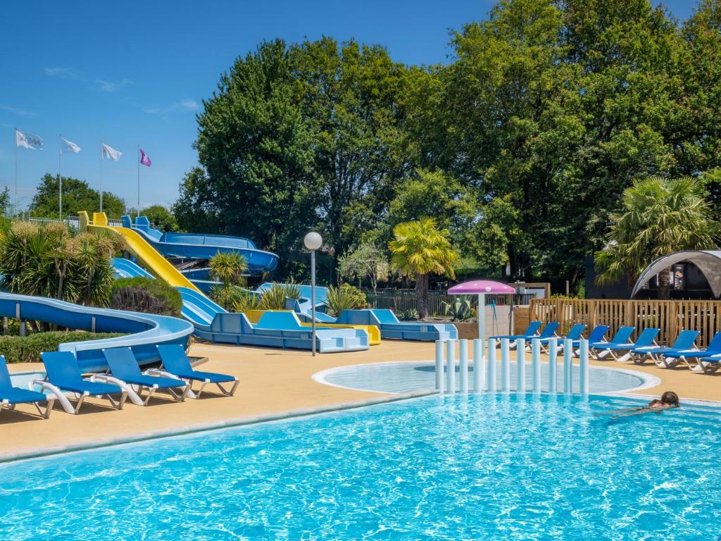 Bazén v ubytovaní Camping Monterblanc alebo v jeho blízkosti