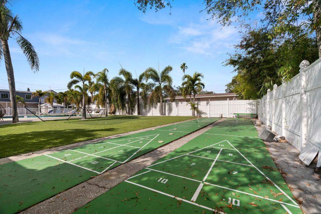 Instalaciones para jugar al tenis o al squash en 2q Beds Studio Apt With Shared Pool 03 o alrededores
