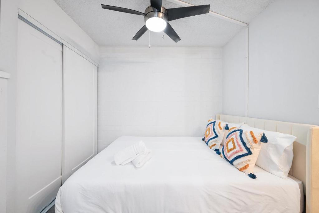 スコッツデールにあるLuxury 1B1B Studio with Free Parkingのベッドルーム1室(白いベッド1台、天井ファン付)