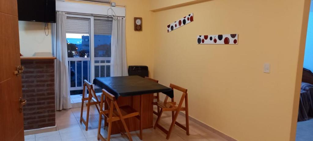 een keuken met een tafel en stoelen in een kamer bij Tres Ciudades in Monte Hermoso