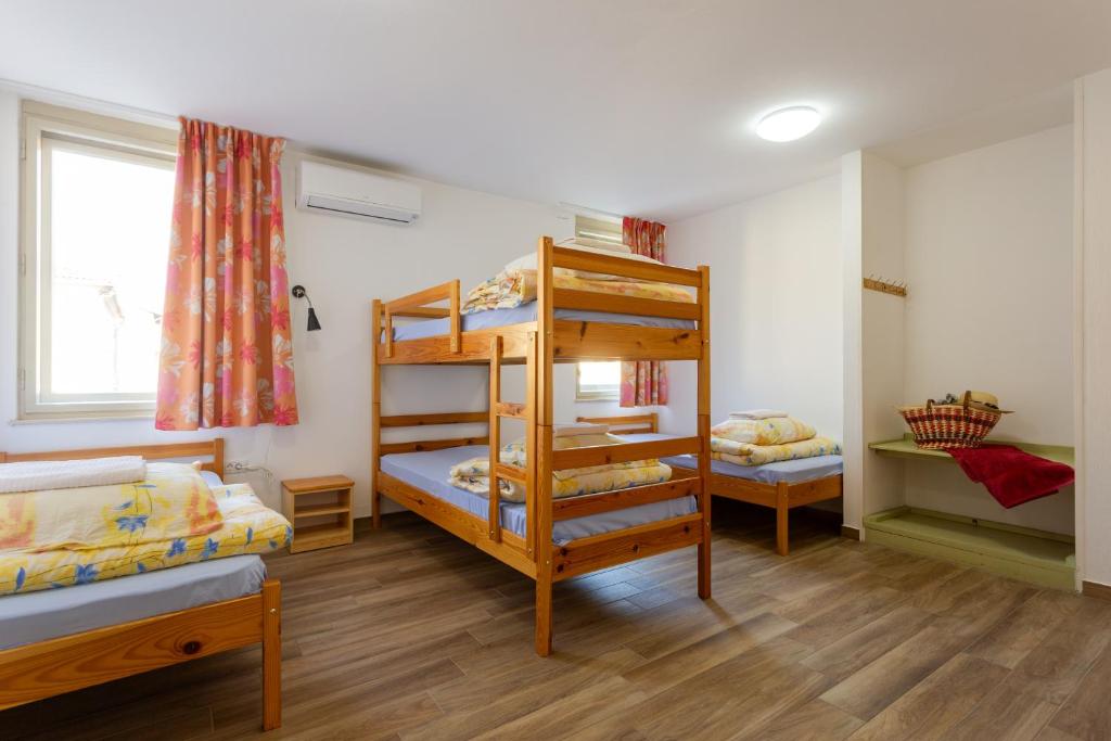 Postel nebo postele na pokoji v ubytování Yapka Rooms