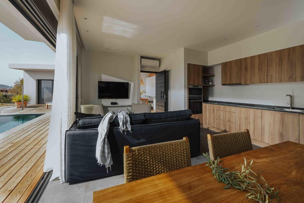 A television and/or entertainment centre at Villa Pelagia