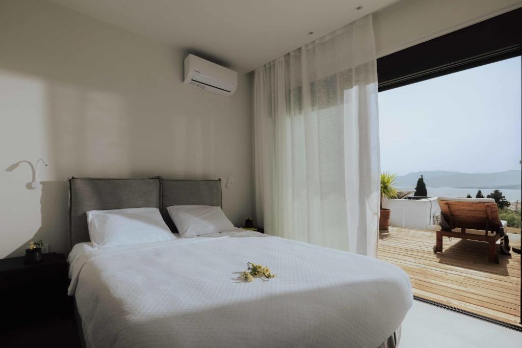 A bed or beds in a room at Villa Pelagia