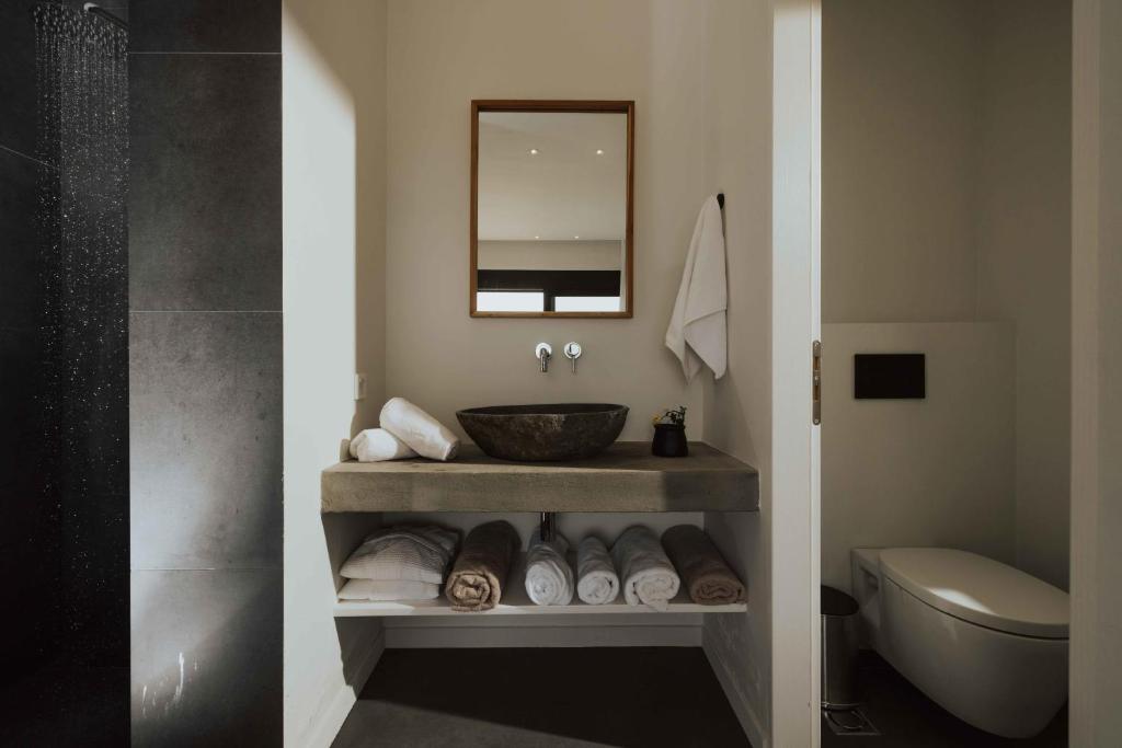 A bathroom at Villa Pelagia