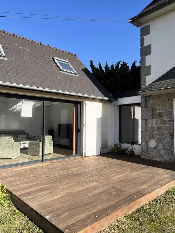 une terrasse couverte avec une terrasse en bois à côté d'une maison dans l'établissement Résidence 621-st Alban - Appartement entièrement rénové proche de Dahouet MAE-8081, à Dahouet