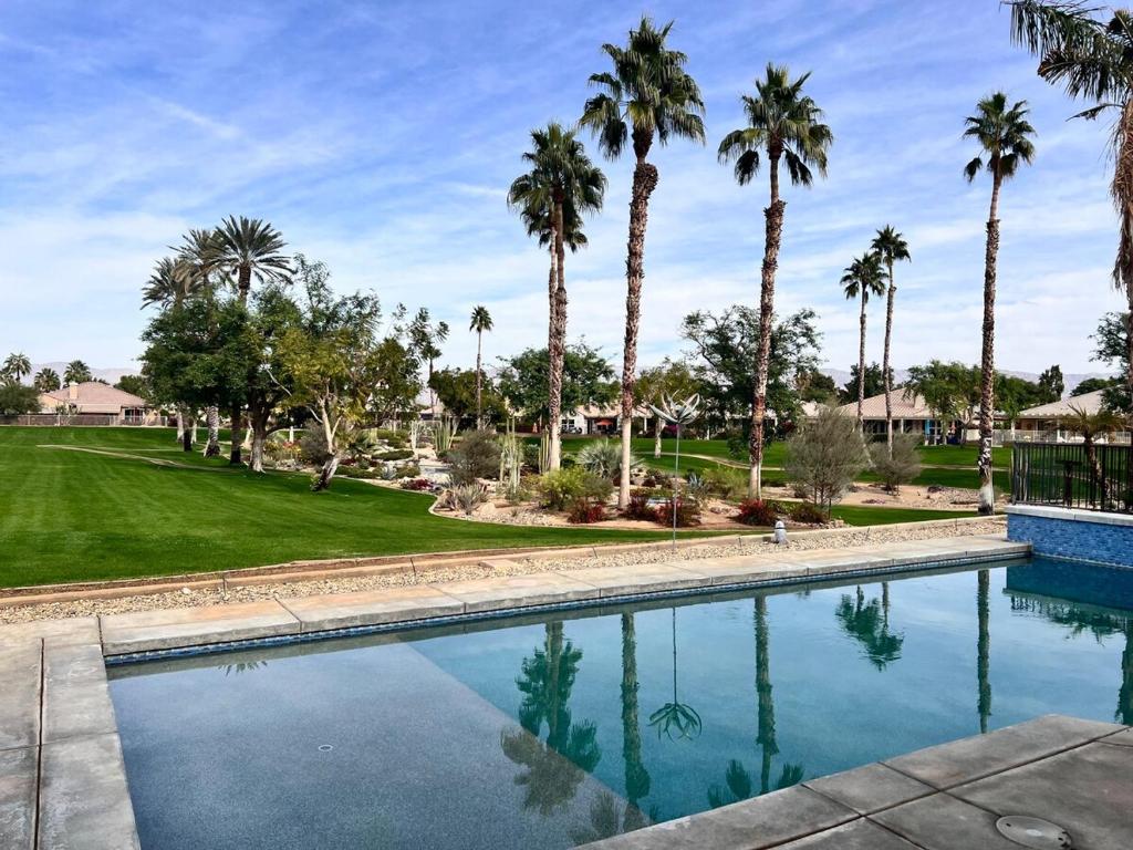 Πισίνα στο ή κοντά στο Desert Paradise Enjoy Private Pool & Spa with Free heating, Game room, Gym, Bikes, Scooters in Indian Palms Country Club Indio