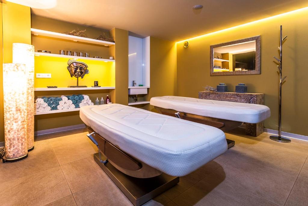 una sala de terapia con 2 camas y un espejo en Apartmán Resident Harrachov and Wellness, en Harrachov
