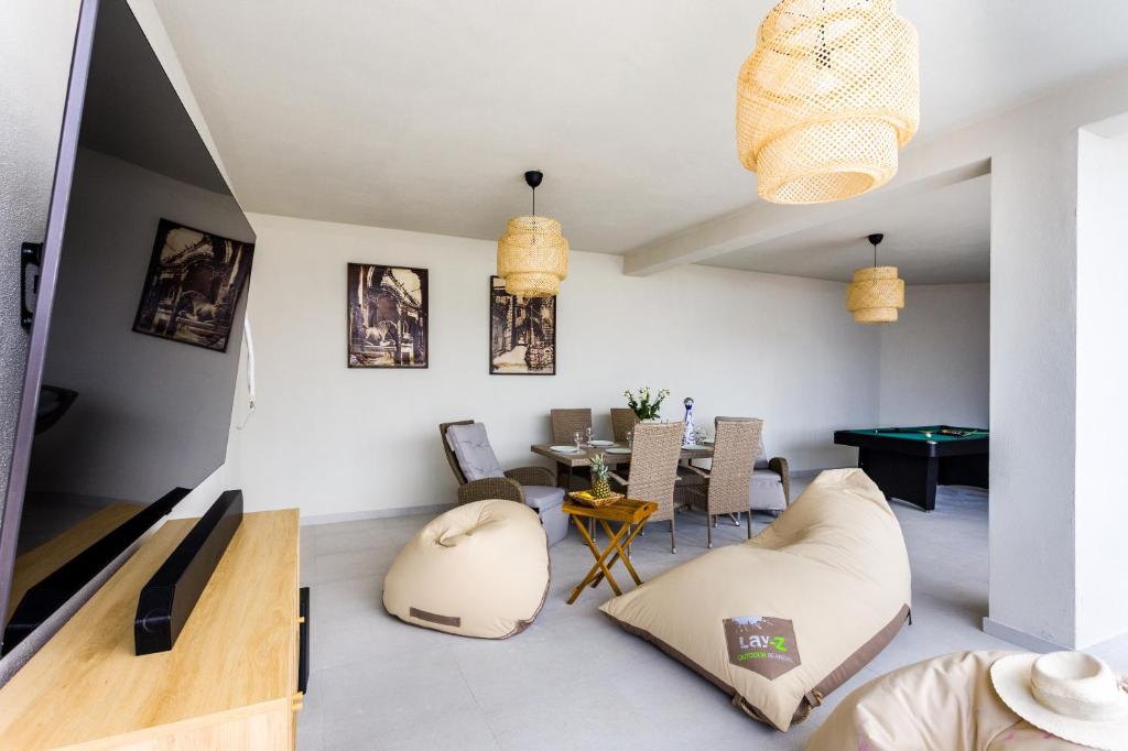 Televízia a/alebo spoločenská miestnosť v ubytovaní Luxury Penthouse Duce