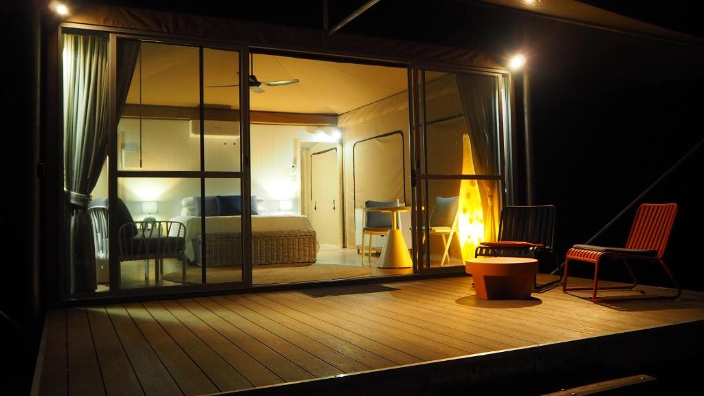 Posezení v ubytování Magnetic Glamping