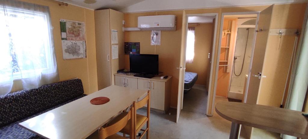 Una televisión o centro de entretenimiento en Camping LES VIGNES