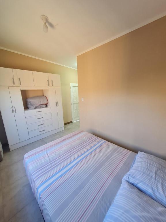 Schlafzimmer mit einem Bett und weißen Schränken in der Unterkunft Pasadena in Junín