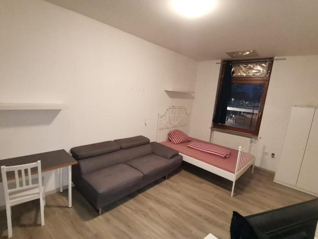 een woonkamer met een bank en een tafel bij S & P Hostel in Frankenthal