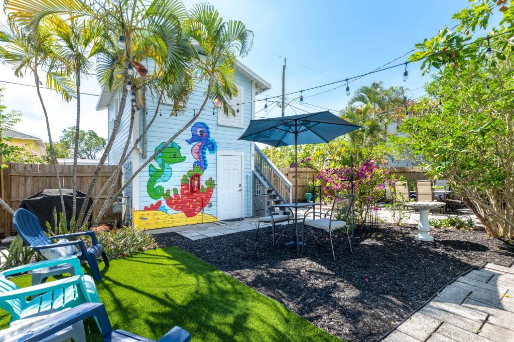 レイク・ワースにある1 Mi to Lake Worth Beach Park Chic Studioのパティオ(テーブル、傘付)