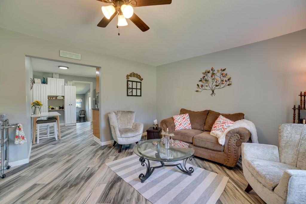 Posezení v ubytování All-Season Getaway in Frederic Bring Your Pets!