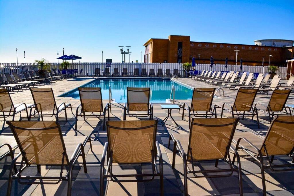 Bazén v ubytování Berkeley Oceanfront Hotel nebo v jeho okolí