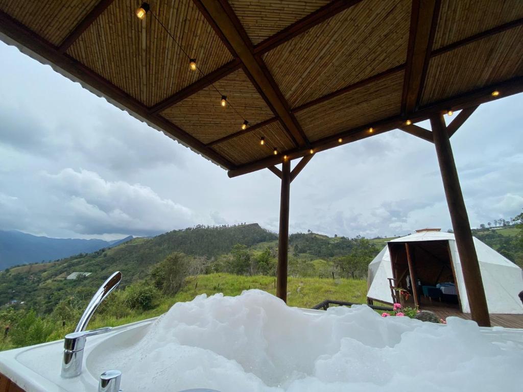 Nespecifikovaný výhled na hory nebo výhled na hory při pohledu z luxury tent