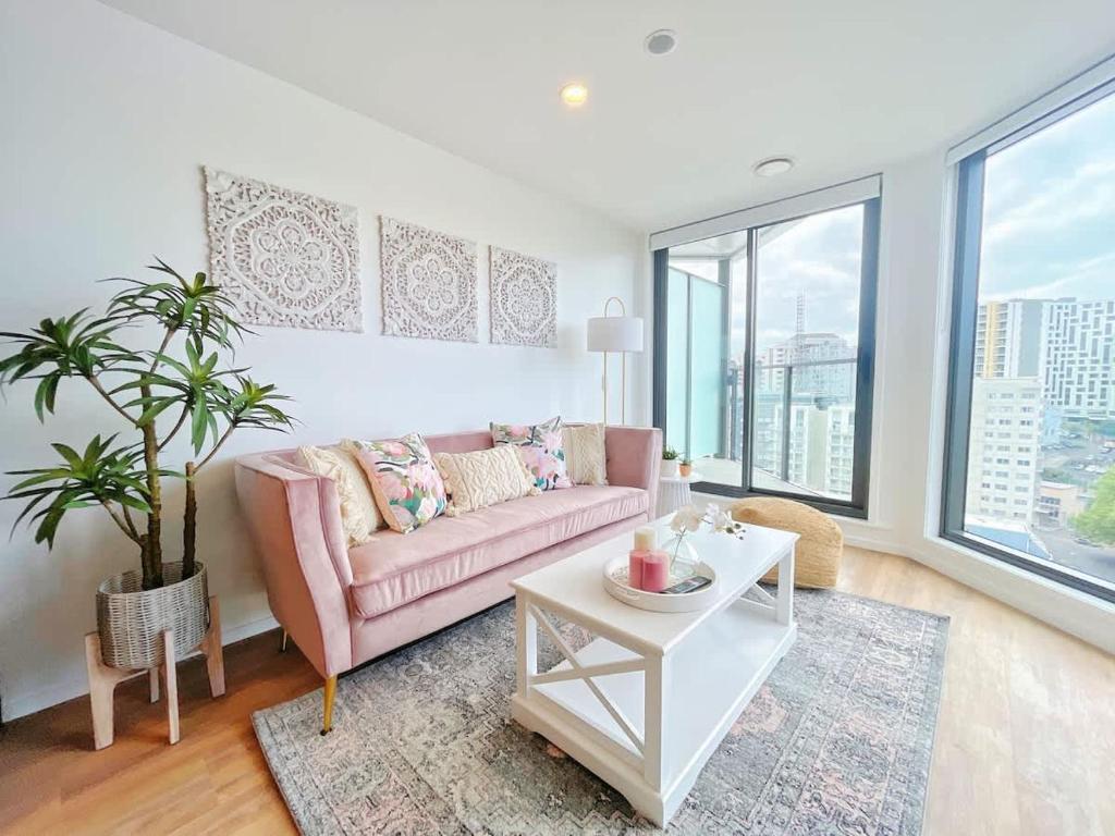 Χώρος καθιστικού στο Designed Parkside Penthouse 2Beds & 2Baths - Pool Gym