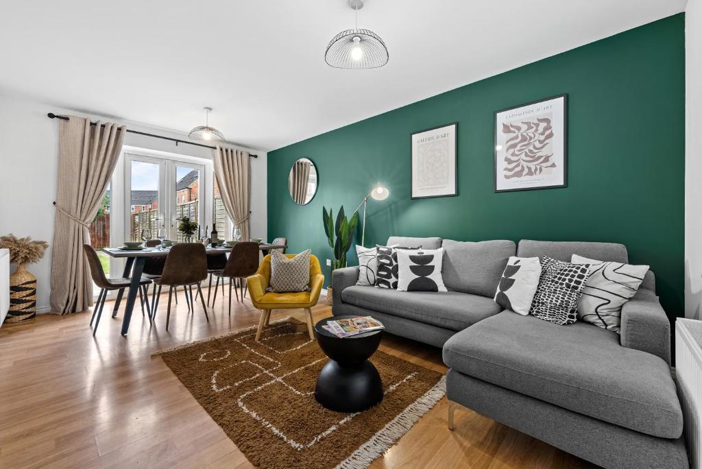 a living room with a couch and a table at Spacious 6-bedroom house - 3 parking spaces - Superfast Wi-Fi - Close to M5 - Long-stay rates! in Gloucester