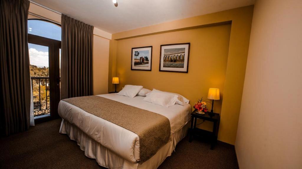 Postel nebo postele na pokoji v ubytování Katari Atojja Puno Hotel