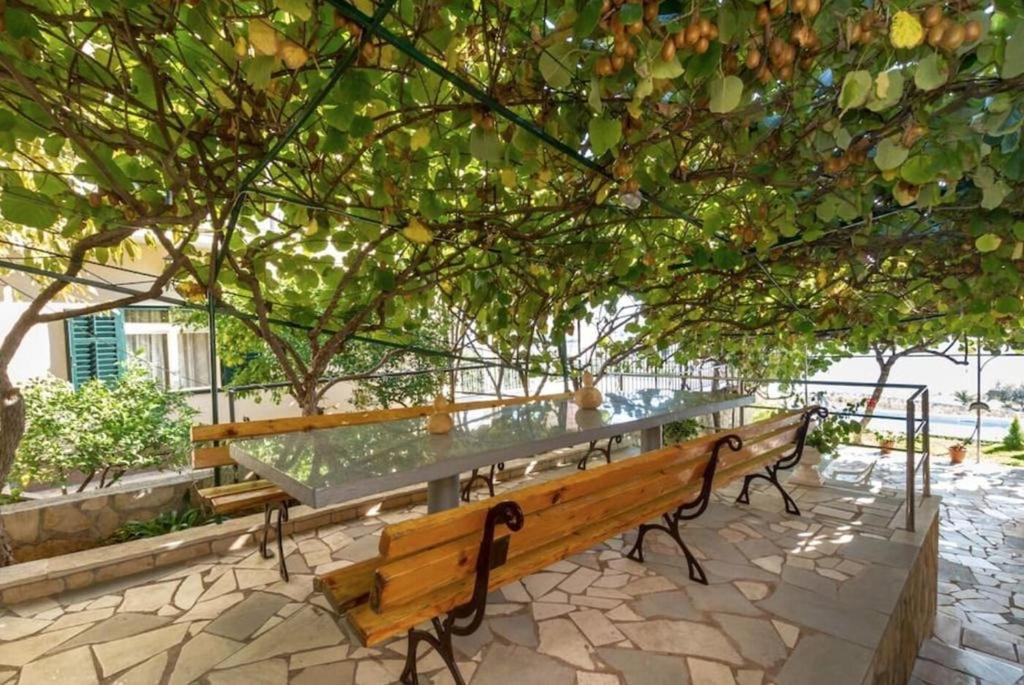 Vonkajšia záhrada v ubytovaní Apartments Rose