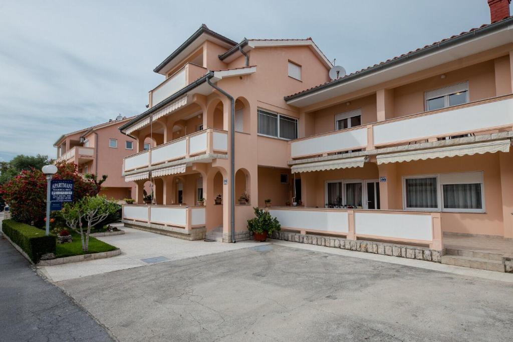 Budova, v ktorej sa apartmán nachádza