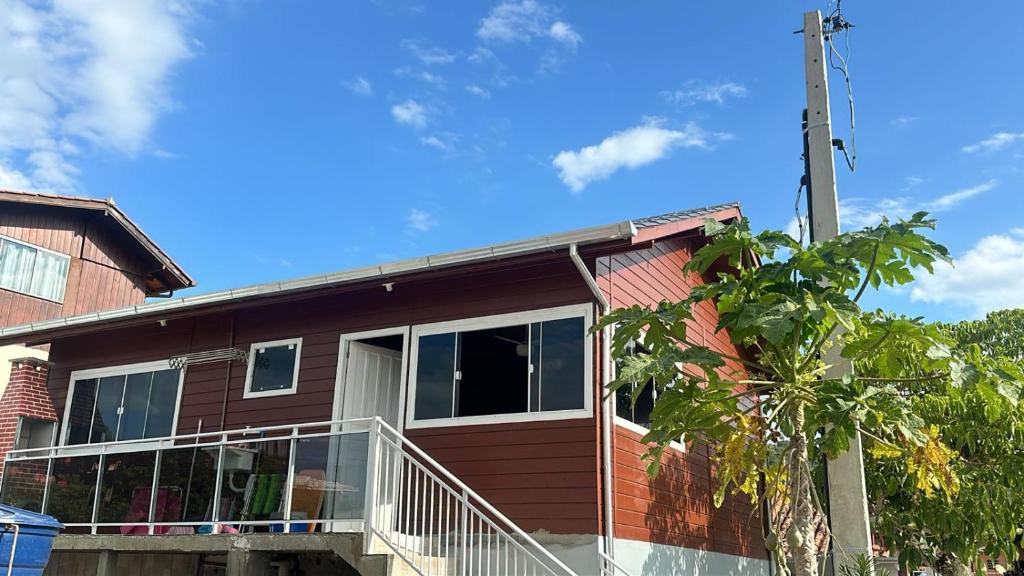パリョサにあるPraia da Pinheira Residencial Vô Aurino Casa 1の側面にバルコニーがある家