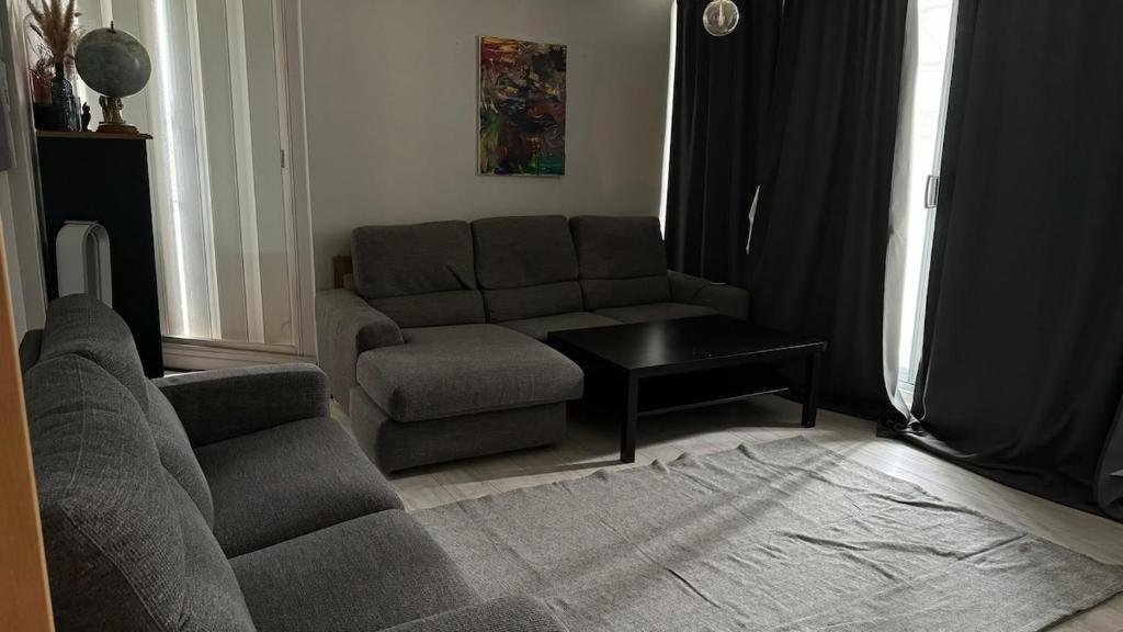 - un salon avec un canapé, une chaise et une table dans l'établissement Nice apartment in Saint Germain En Laye, à Saint-Germain-en-Laye