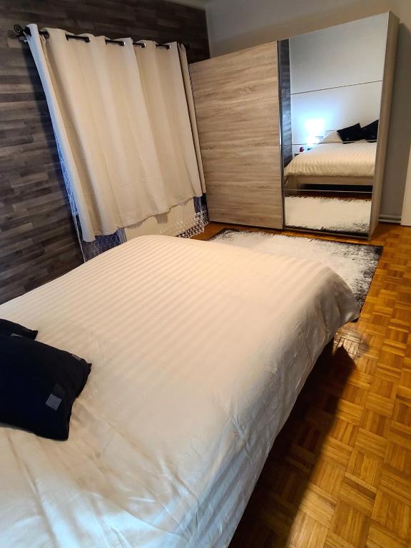 Postel nebo postele na pokoji v ubytování Room For Rent in Antwerpen