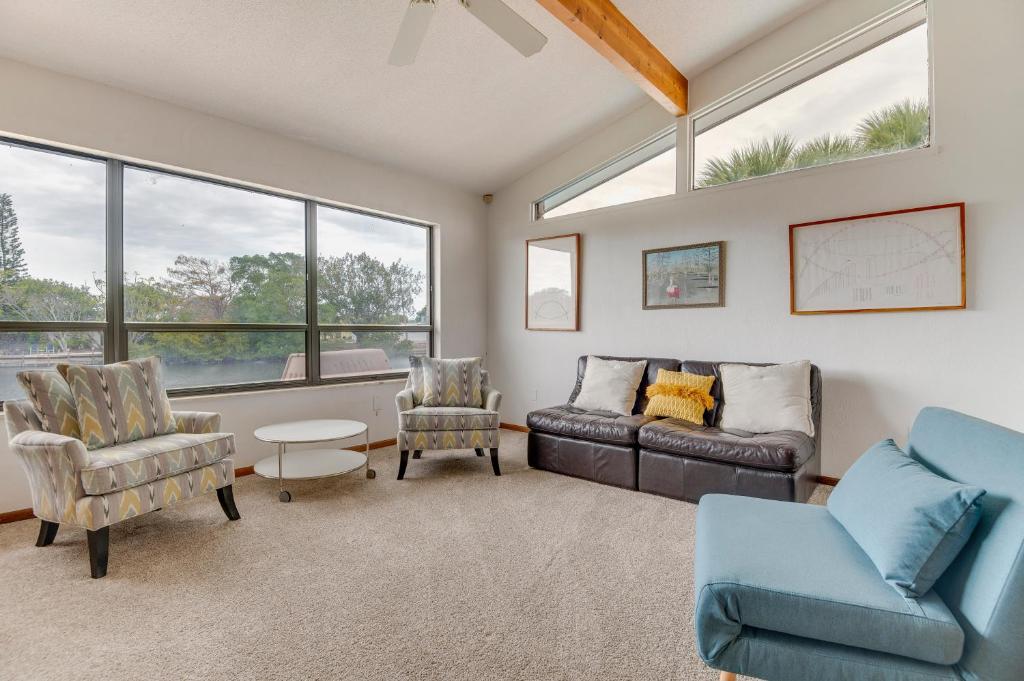 Гостиная зона в Cocoa Beach House on Banana River Walk to Ocean!