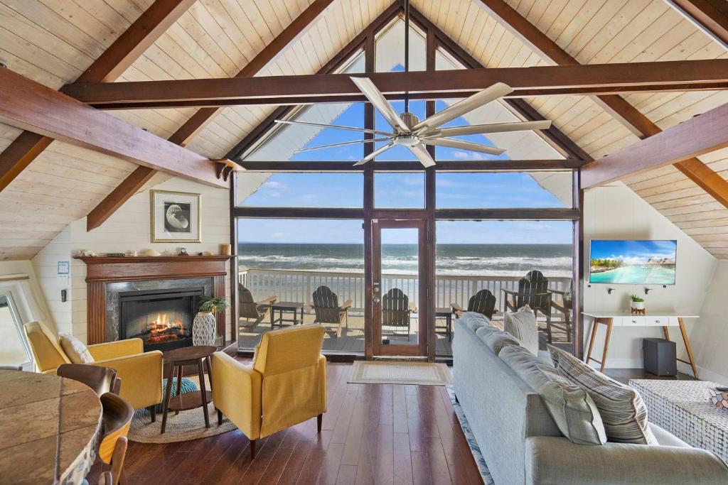 Χώρος καθιστικού στο Oceanfront, Serenity Under the Sea, Tiki Bar and Grand Deck!