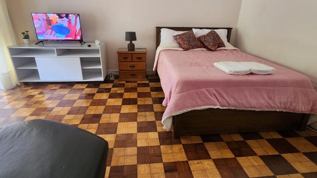 Postel nebo postele na pokoji v ubytování Studio Dolmens 351 Palácio Quitandinha
